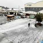 雪化粧したＪＲ豊岡駅前＝豊岡市大手町