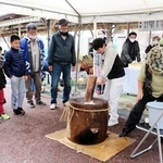 餅つきを楽しむ地元住民や子どもたち＝豊岡市千代田町