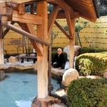 一新された露天風呂を囲む塀＝朝来市山東町森