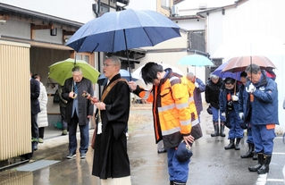 城崎大火から１０年となり、読経に合わせて黙とうをする参加者たち＝豊岡市城崎町湯島