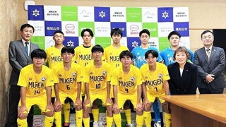 「福知山ジュニアユースクラブ」でフットサルの全国大会に出場する安田蓮さん（後列左から４人目）。メンバーと福知山市役所を表敬訪問した＝安田さん提供
