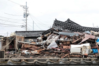 能登半島地震の発生から１１カ月たった後も倒壊したままの民家＝２０２４年１２月９日、石川県輪島市