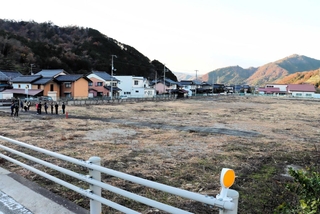 約１万２千平方メートルの旧養父グンゼの跡地。地域住民を交えて、再開発に向けた議論が始まった＝養父市養父市場