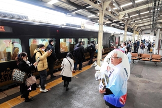 「かにカニはまかぜ」に増結した観光列車「はなあかり」を出迎える新温泉町の職員ら＝ＪＲ浜坂駅
