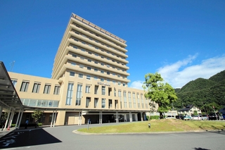 看護師不足に直面する公立八鹿病院の外観（公立八鹿病院組合提供）