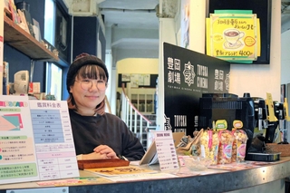 「映画館のある町を守ろう」と、クラウドファンディングで資金を募っている一般社団法人「豊岡コミュニティシネマ」の田中亜衣子代表理事＝豊岡市元町