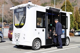 実証実験に使われる自動運転バス＝養父市八鹿町八鹿