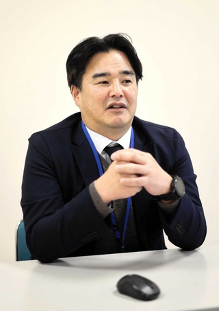 寄付金を伸ばした戦略などを語る香美町ふるさと納税推進室の北村浩史室長＝同町役場