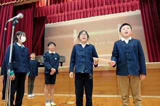 ６年生からアサガオの種を引き継いだ５年生（右の２人）＝新田小