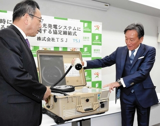 災害時に電力供給に関する協定を結んだ市村義浩社長（右）と藤岡勇市長＝朝来市役所