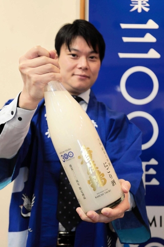 創業３００周年の記念第１弾の「生酛　純米大吟醸　にごり酒」＝香住鶴