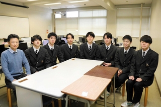 第１種電気工事士など難関の国家資格検定に複数合格した生徒たち＝豊岡総合高校