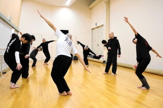 演者たちの輪の中で、舞踏を指導する大駱駝艦の田村一行さん＝豊岡市大手町