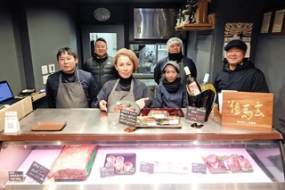 リニューアルオープンした「牛匠上田城崎店」とスタッフら＝豊岡市城崎町湯島