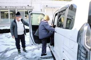 実証実験で住民有志のマイカーに乗り込む高齢者＝豊岡市但東町久畑