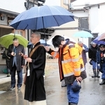 城崎大火から１０年となり、読経に合わせて黙とうをする参加者たち＝豊岡市城崎町湯島