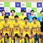 「福知山ジュニアユースクラブ」でフットサルの全国大会に出場する安田蓮さん（後列左から４人目）。メンバーと福知山市役所を表敬訪問した＝安田さん提供