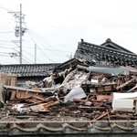 能登半島地震の発生から１１カ月たった後も倒壊したままの民家＝２０２４年１２月９日、石川県輪島市