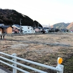 約１万２千平方メートルの旧養父グンゼの跡地。地域住民を交えて、再開発に向けた議論が始まった＝養父市養父市場