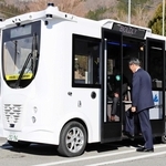 実証実験に使われる自動運転バス＝養父市八鹿町八鹿