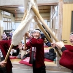 最後は祝い歌に合わせて、杵に絡めた餅を頭上に持ち上げた＝香美町香住区守柄