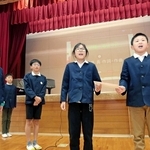 ６年生からアサガオの種を引き継いだ５年生（右の２人）＝新田小