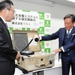 災害時に電力供給に関する協定を結んだ市村義浩社長（右）と藤岡勇市長＝朝来市役所