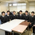 第１種電気工事士など難関の国家資格検定に複数合格した生徒たち＝豊岡総合高校