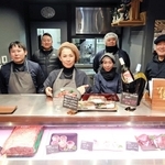リニューアルオープンした「牛匠上田城崎店」とスタッフら＝豊岡市城崎町湯島