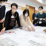 「犬を連れた避難者１人です」「トイレが断水しています」。次々と読み上げられるイベントや避難者に対応するプレーヤーたち＝新温泉町湯