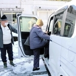 実証実験で住民有志のマイカーに乗り込む高齢者＝豊岡市但東町久畑