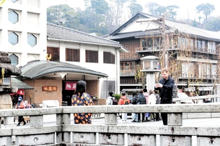 城崎温泉街を訪れる外国人＝豊岡市城崎町湯島