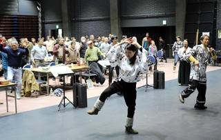 「日本相撲聞芸術作曲家協議会」の音楽家３人と一緒に相撲甚句を踊る参加者たち＝豊岡市城崎町湯島