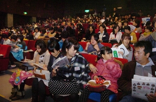 親子連れらで満席となった会場＝２０１２年１１月、豊岡劇場