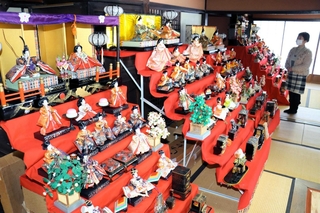 ずらりと並んだひな人形＝豊岡市出石町宵田