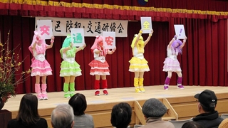 「交通安全！」のボードを掲げるおばあＺ＝香美町小代地域局