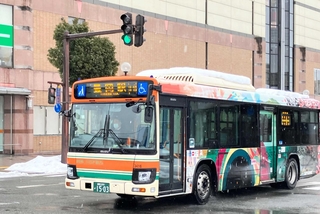 ＪＲ豊岡駅前を走る全但バス。今春に開通する新しい城崎大橋を経由し、同駅と城崎温泉駅を結ぶバス路線を新設する＝豊岡市大手町