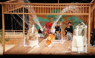 能「土蜘蛛」で、糸を豪快に投げるクモの精（前列左から２人目）＝養父市八鹿町八鹿