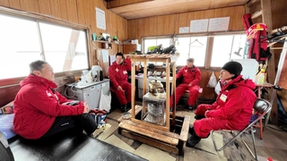 パトロール隊が詰める「鉢頂小屋」＝午後２時３６分