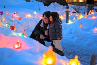 温泉までの雪道を照らす雪灯籠＝香美町村岡区大笹