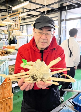 山田直弘店長も「初めて見た」と驚く真っ白な松葉ガニ＝香美町香住区香住