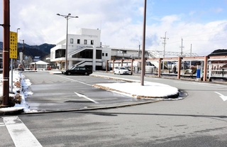 ロータリーの改修や自由通路の整備事業が進められるＪＲ和田山駅南側＝朝来市和田山町東谷