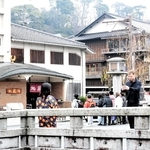 城崎温泉街を訪れる外国人＝豊岡市城崎町湯島
