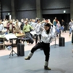 「日本相撲聞芸術作曲家協議会」の音楽家３人と一緒に相撲甚句を踊る参加者たち＝豊岡市城崎町湯島