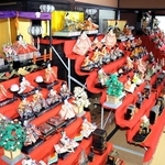 ずらりと並んだひな人形＝豊岡市出石町宵田