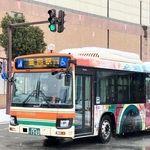 ＪＲ豊岡駅前を走る全但バス。今春に開通する新しい城崎大橋を経由し、同駅と城崎温泉駅を結ぶバス路線を新設する＝豊岡市大手町