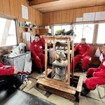 パトロール隊が詰める「鉢頂小屋」＝午後２時３６分