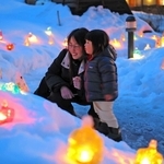 温泉までの雪道を照らす雪灯籠＝香美町村岡区大笹