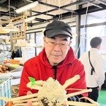 山田直弘店長も「初めて見た」と驚く真っ白な松葉ガニ＝香美町香住区香住
