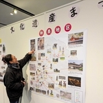 豊岡市立歴史博物館に展示される神美地区の「文化遺産まっぷ」に見入る河合美智子さん（本人提供）